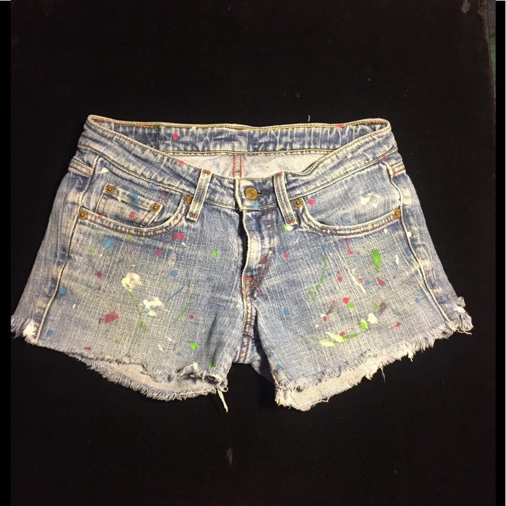 ❤️Levi’s Sz.5 rough-cut paint-spotted jean shorts